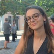 Soc una mestra que s’ofereix a acompanyar i ajudar als infants que ho vulguin i necessitin, en les tasques, deures i dubtes que puguin tenir